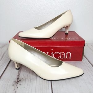 Cathy Jean Vintage Off White Leather Almond Toe Kitten Heels Pumps